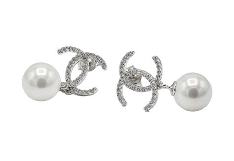 Orecchini in argento modello Chanel con perla 